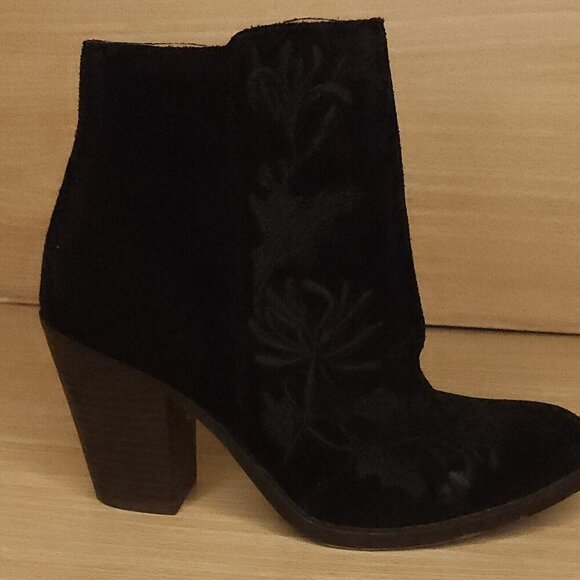 Lucky Brand Elenor2 Black Embroidered Suede Look Ankle Boots 7 - Picture 1 of 8